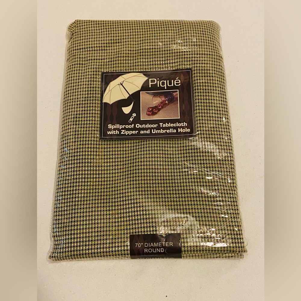 Piqué Spillproof Outdoor Tablecloth, 70” Round